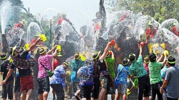 Giới trẻ Sài Gòn xôn xao với Lễ hội té nước kiểu Thái