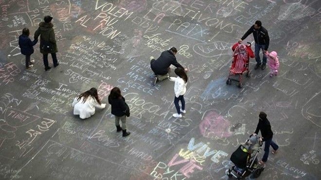 Quảng trường Bourse (Bỉ) hóa thành tấm bảng thông điệp khổng lồ sau khủng bố