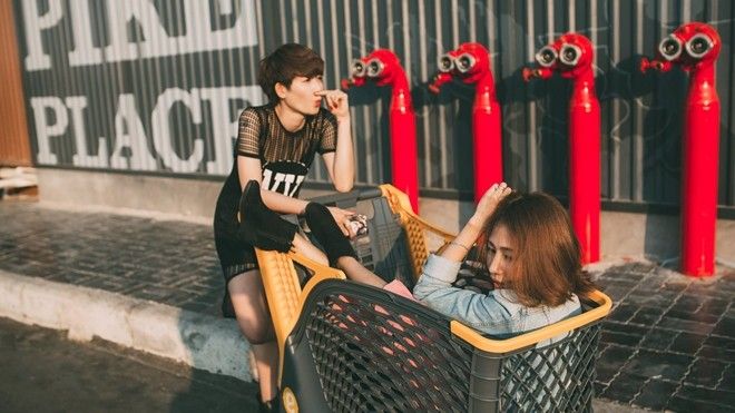 Ngọc Thảo, Kim Nhã cùng các tín đồ thời trang thi nhau tạo dáng bên trụ bơm nước huyền thoại!