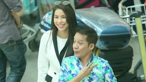 Phạm Hương, danh hài Minh Nhí đùa vui thoải mái ở sân bay