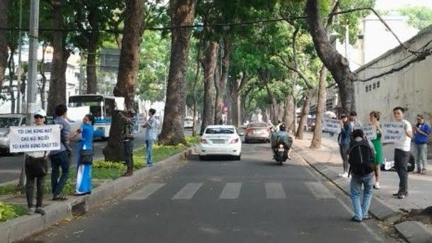 TP HCM: Dân phản đối chặt cây trăm tuổi để làm đường tàu điện