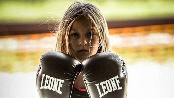 Nạn nhân bị bạo hành 9 tuổi 'lột xác' thành nữ anh hùng nhí