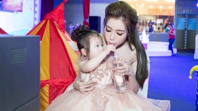 Con gái Elly Trần gây chú ý khi dự sự kiện cùng mẹ