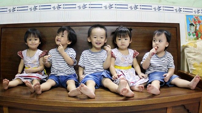 Cuộc sống tất bật trong gia đình có ca sinh 5 duy nhất ở Việt Nam