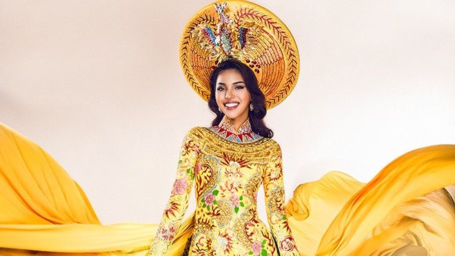 Siêu mẫu Khả Trang đội mấn vàng ròng tới Miss Eco Universe