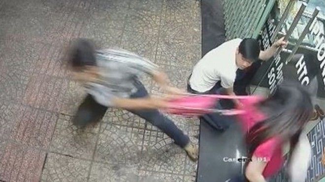 Cướp theo về tận nhà để giật túi xách ở Sài Gòn