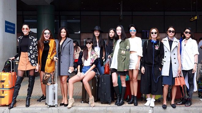 Dàn chân dài Việt khoe dáng chuẩn, đổ bộ xuống sân bay Nội Bài