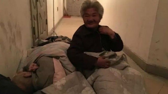 Rớt nước mắt trước lý do cặp vợ chồng già phải ngủ ngoài hành lang