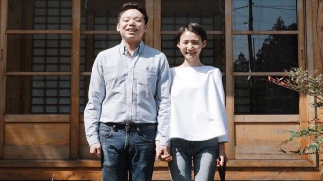 Cặp đôi chỉ đăng ảnh 'nắm tay nhau trước nhà' cũng gây bão trên Instagram