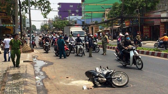 Hai nữ sinh viên hoảng loạn kêu gào giữa phố Sài Gòn vì bị tạt a xít
