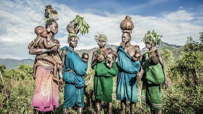 Bộ tộc có phụ nữ làm đẹp bằng bẻ răng, xẻ môi lồng đĩa