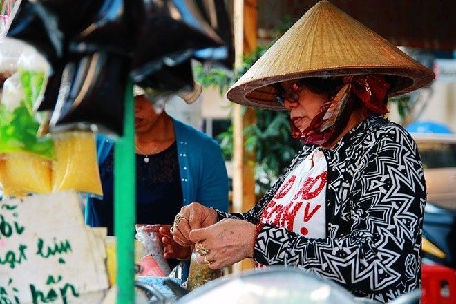 Xe chè 40 năm tuổi cực hút khách giữa trưa nắng Sài Gòn