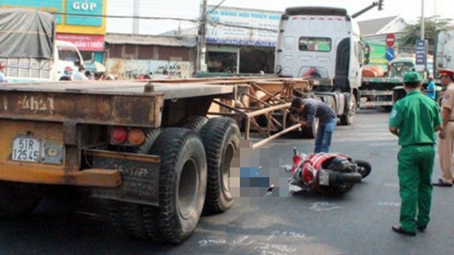 Vượt đèn đỏ cán chết người, tài xế container bị đánh bầm dập