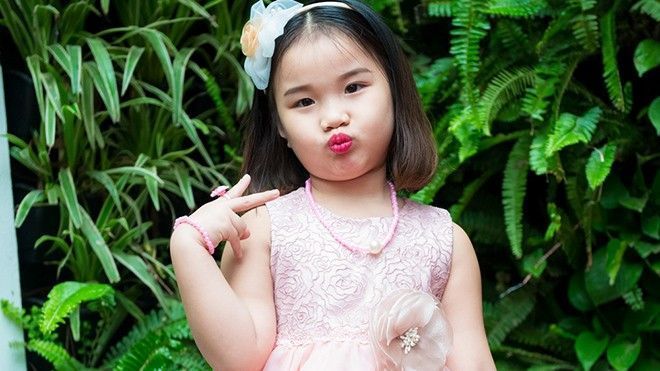 Con gái MC Thành Trung tự tin tạo dáng trước ống kính