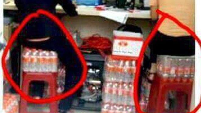 Nhân viên hãng xe vô tư ngồi trên nước uống đóng chai để phát cho khách