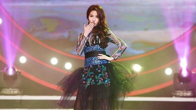 Diễm My 9x lần đầu khoe giọng hát và vũ đạo trên sân khấu lớn