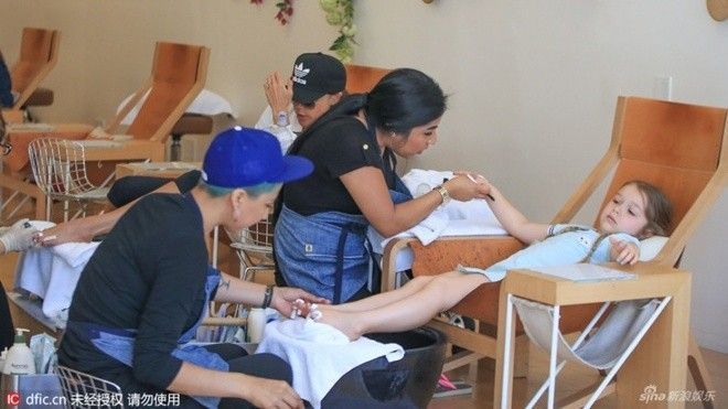 Khoảnh khắc bé Harper nhà Beckham được phục vụ chăm sóc móng tay gây sốt