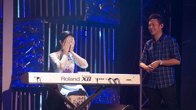 Hoa hậu Ngọc Hân xấu hổ khi chơi piano trước MC Anh Tuấn
