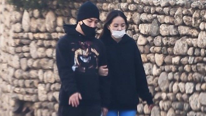 Taeyang dịu dàng tay trong tay Min Hyo Rin đi dạo chơi
