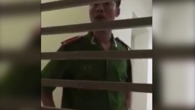 Xác minh clip công an nhổ nước bọt vào dân