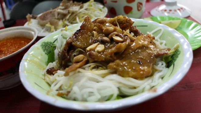 Đến Huế phải ghé Mệ Thẻo mới được ăn tô bún mắm nêm đúng vị