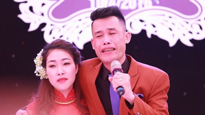 Chú rể Hiệp Gà bật khóc nức nở trong ngày cưới vợ lần ba