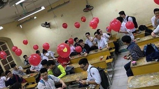Màn tỏ tình của nữ sinh Việt Đức nhân ngày con trai