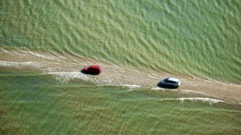 Kỳ lạ con đường thoắt ẩn thoắt hiện giữa biển nước tại Pháp