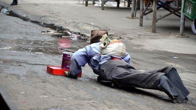 Thanh niên ở miền Tây giả mù ăn xin lấy tiền mua vàng