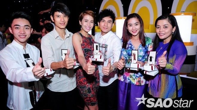 Đan Trường chi hơn 1000 USD mua quà, khích lệ tinh thần thí sinh trước giờ G