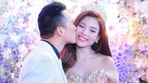 Lương Thế Thành - Thúy Diễm liên tục hôn nhau trong tiệc cưới