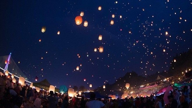 Bầu trời Trung Quốc đẹp lạ thường với hàng ngàn chiếc đèn trời
