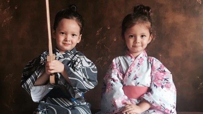 Cặp song sinh nhà Hồng Nhung thích thú mặc kimono