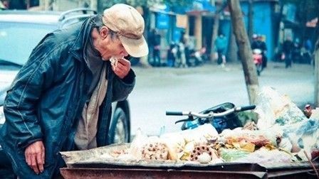 Dân mạng muốn giúp đỡ cụ ông lang thang ăn đồ tại bãi rác
