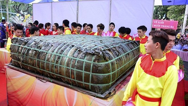 Tiến cúng bánh chưng nặng 2,5 tấn trong lễ Giỗ tổ Hùng Vương ở Sài Gòn