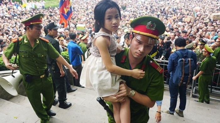 Hình ảnh đẹp trong ngày giỗ Tổ: Khi 'Hậu duệ vua Hùng' bảo vệ nhân dân