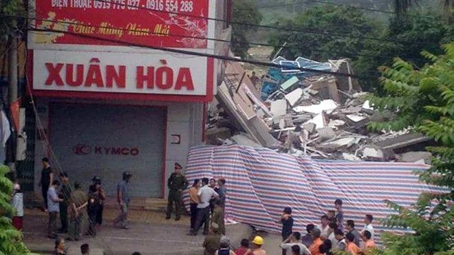 Sập nhà 5 tầng vùi lấp cả gia đình, 3 người tử vong