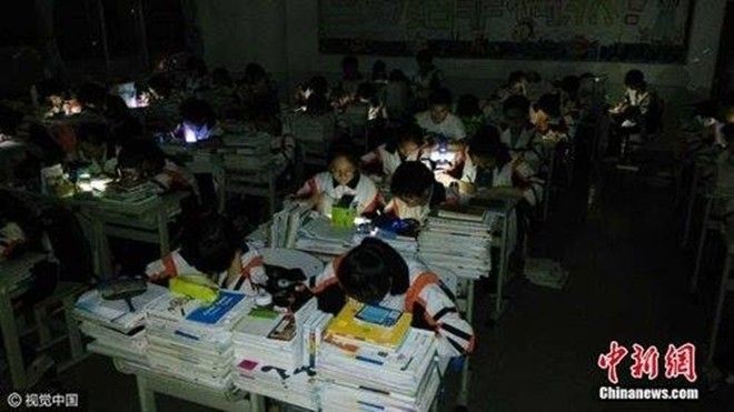 Mất điện, 600 học sinh Trung Quốc lấy điện thoại chiếu sáng học