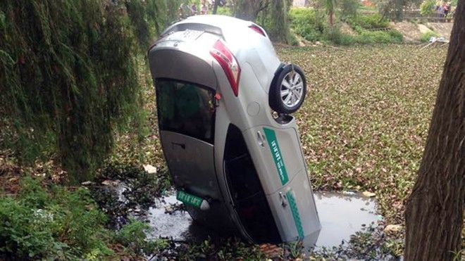 Kinh hoàng phát hiện xác 4 người trong xe taxi lao xuống hồ nước