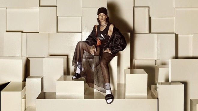 Chán chơi váy áo, Rihanna chuyển sang dép lê đính lông cùng nhà mốt Puma