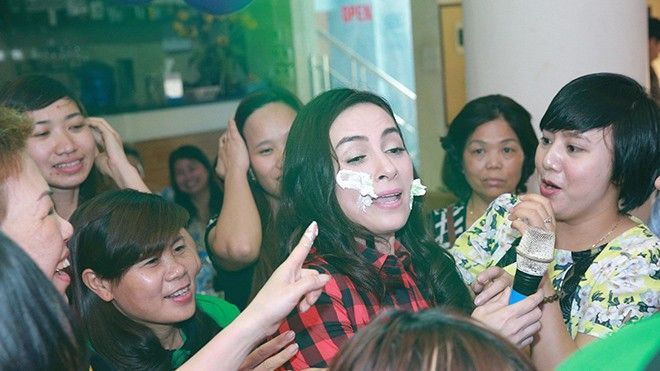 Phi Nhung bối rối khi bị fan trét bánh kem sinh nhật khắp mặt