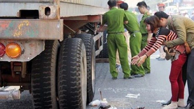 Bố đánh xe tải đi làm, không may cán chết con gái 2 tuổi