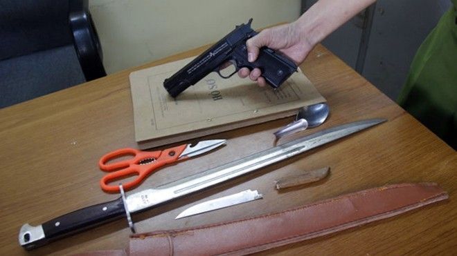 Bắt 3 anh em xách súng vào bệnh viện đe dọa đối thủ