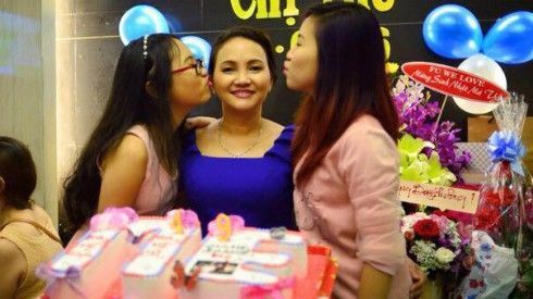 Phương Mỹ Chi cùng chị gái hào hứng mừng sinh nhật mẹ