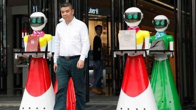 Đại gia Trung Quốc nhận 'mưa gạch đá' khi dắt 8 hầu gái rô bốt đi theo mua trang sức