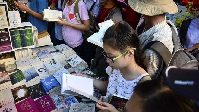 Giới trẻ Sài Gòn hào hứng săn sách rẻ 0 đồng
