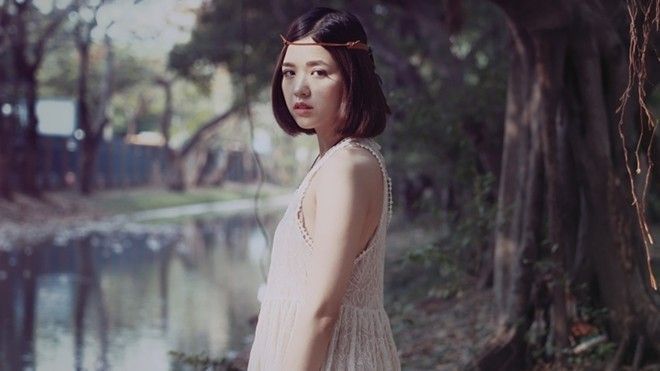 Suni Hạ Linh mong manh trong nắng sớm Thái Lan cùng 'Em đã biết' phiên bản acoustic