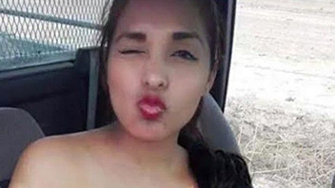 Nữ cảnh sát Mexico lộ ngực trần đắt sô làm mẫu