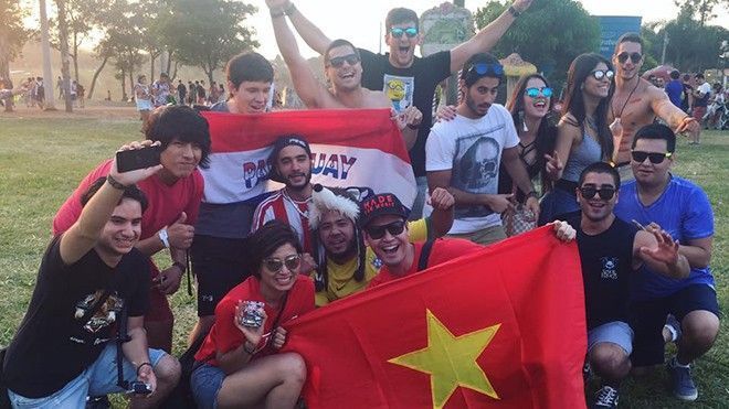 MC Phan Anh hãnh diện giơ cao cờ Việt Nam tại 'Tomorrowland 2016'