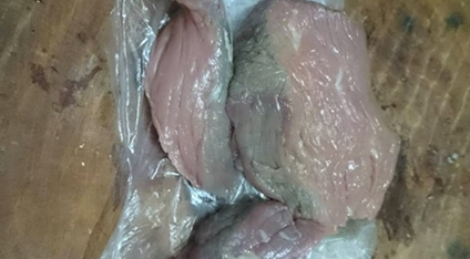 Tá hỏa phát hiện miếng thịt bò biến thành màu trắng sau 2 tiếng